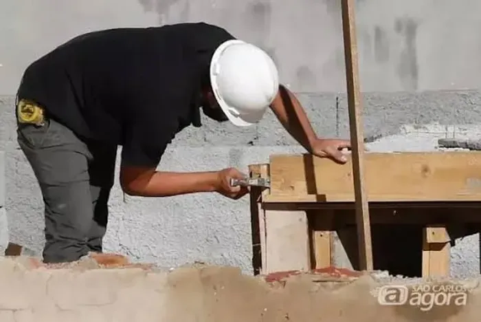 Pedreiro profissional da fundação ao acabamento.