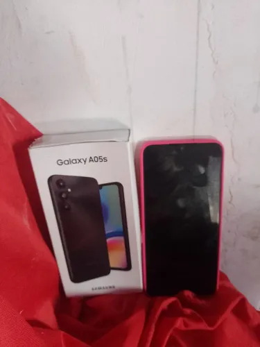 Vende celular semi novo nunca foi aberto ops ele apagou a tela não sei o defeito 