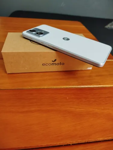 Vendo Celular Motorola G84 semi novo com NFC e 256 GB 