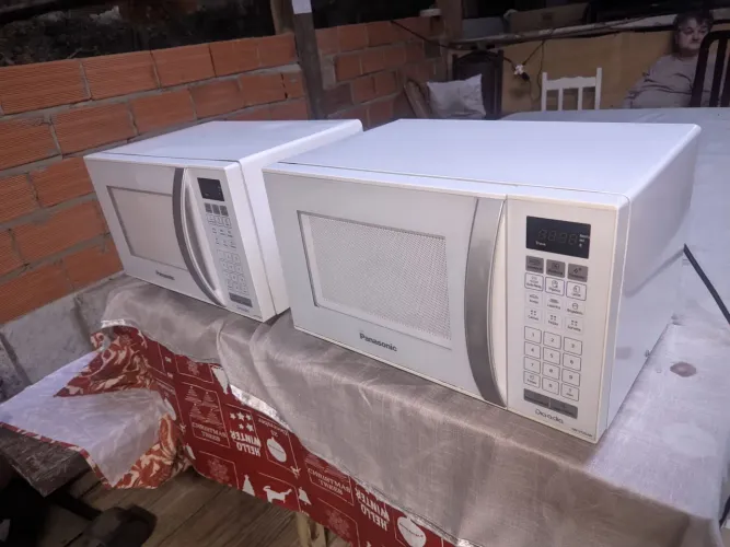 Dois Microondas funcionando perfeitamente.