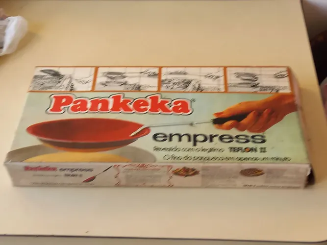 Pankekeira vintage sem uso na caixa 