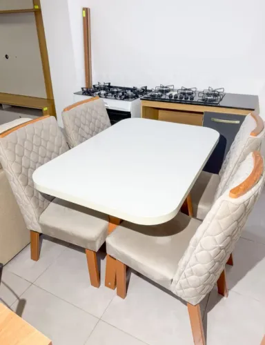 Mesa com 4 cadeiras