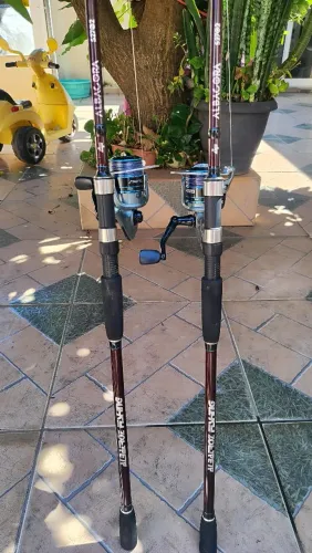 Conjunto de vara e molinete de pesca