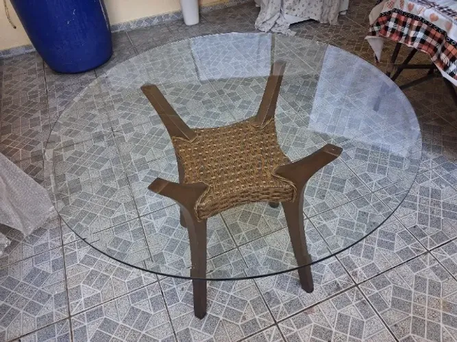 Mesa de centro com tampo de vidro redondo