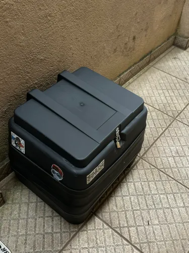 Vende-se baú 90 litros