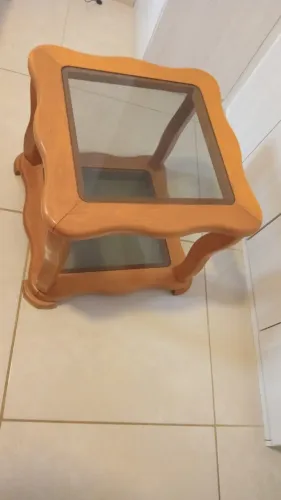 Mesa de centro de madeira maciça com dois tampos de vidro e bonito acabamento