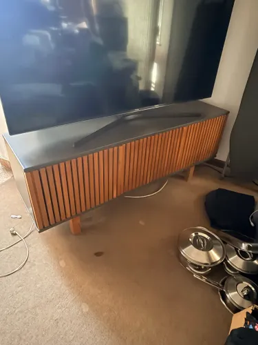 Rack para TV Moderno com Portas em Madeira Ripada - Estilo Escandinavo
