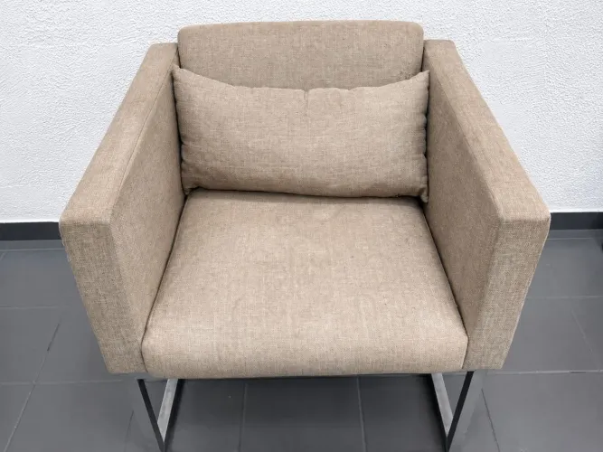 Par de Poltronas Moderna Bege com estrutura Metálica