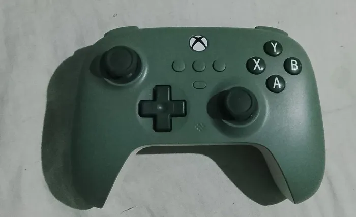 Controle 8BitDo com fio na cor verde