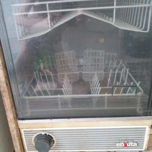 VENDE-SE  MÁQUINA DE LAVAR LOUÇAS DE PORTE GRANDE DE MARCA EXUTA AUTOMÁTICA SEMI NOVA. 