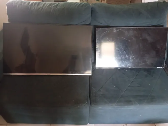 Vendo duas TVs ambas com problemas no display, apenas para retirada de peças.