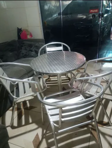 Vendo mesa com 4 cadeiras