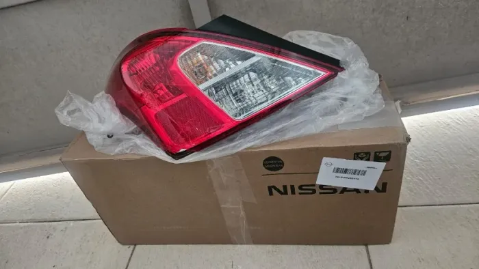 Farol Traseiro Esquerdo Nissan Versa S 2019 - Original Nissan - Pequena Avaria Estética