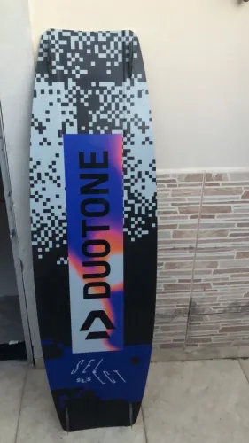 Prancha de kitesurf marca duotone melhor marca , presilhas footstraps completa