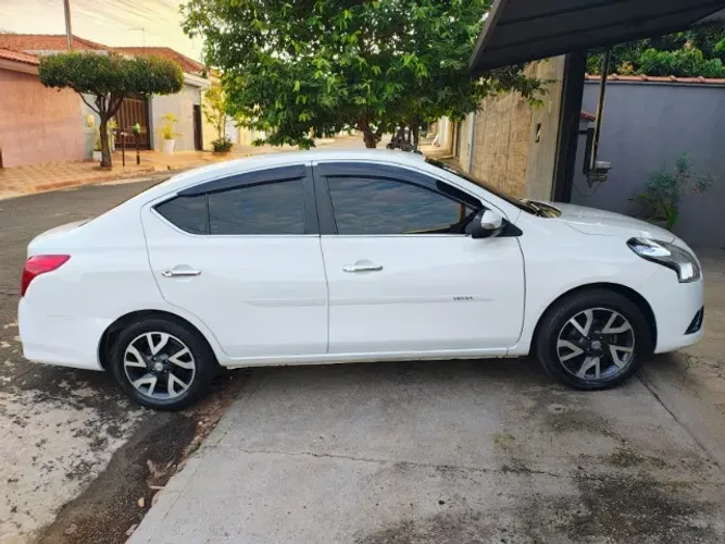 Nissan Versa SL 1.6 16V Flexstart 4P Aut. 2017