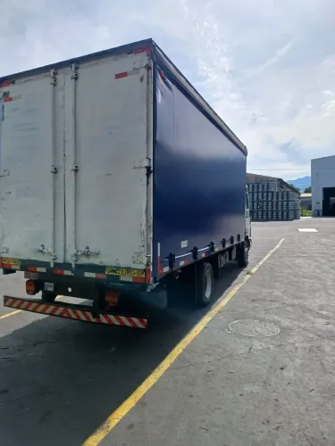 Vende se um ford cargo 815 e no bau saider  com sofá cama e interclima
