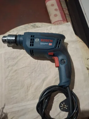 Furadeira e parafusadeira boch voltagem 220v potência 750W estado de Nova