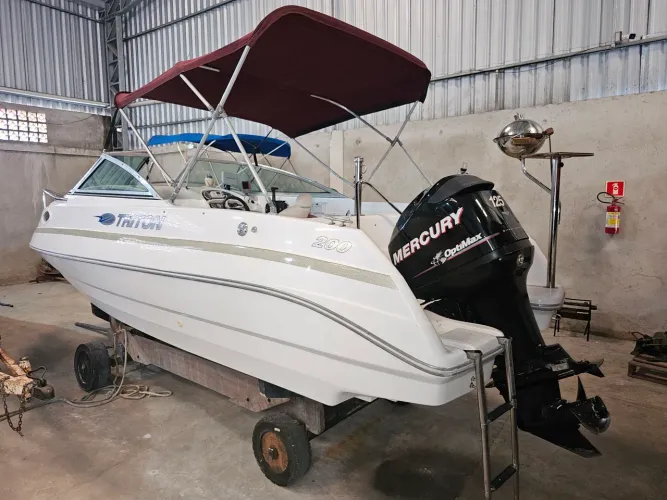 Triton 200 cabinada com motor Mercury 125 hp - nao Focker Fs