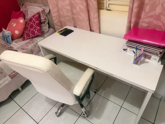 Vende-se cama de solteiro +mesa + cadeira 
