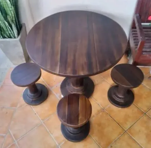 Mesas em concreto cor imitando madeira com 4 banquinhos