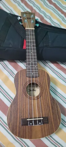 Ukulele novo com capa.