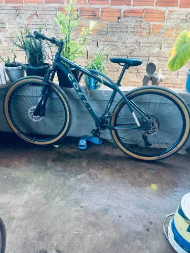 Bicicleta aro 29 seminova, 12 marchas, 1 coroa. Conservada e pronta para uso!