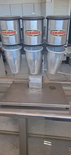 Maquina de milk-shake com 3 copos de 500 ml