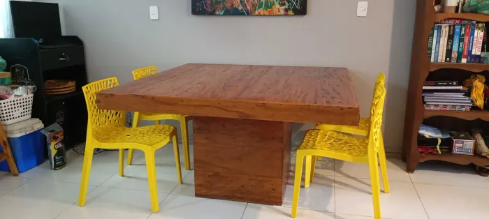 Mesa de Madeira 1.40 m x 1,40 m com 80 centímetros de altura