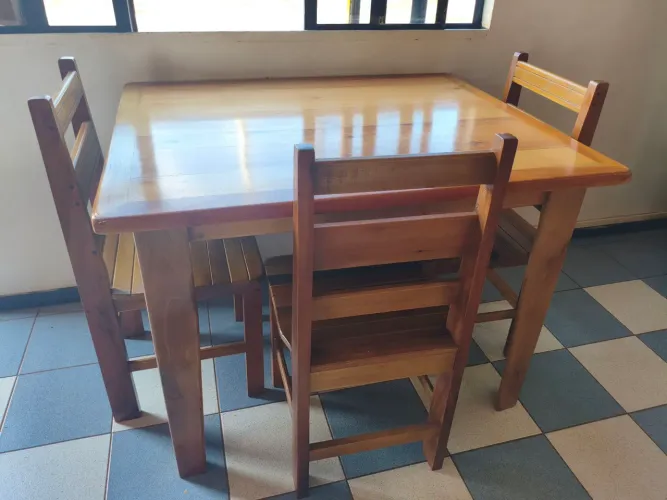 Conjunto de madeira de lei