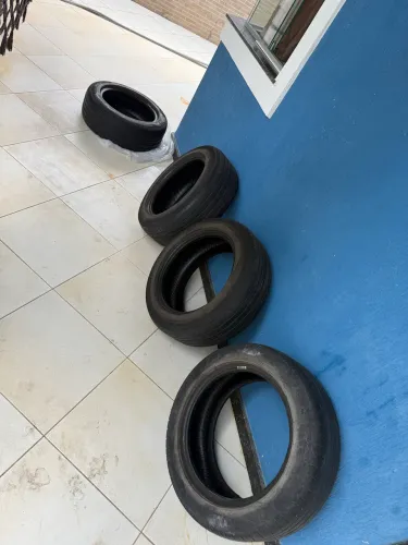 Vendo 4 pneus PIRELLI cinturado P4 - 205/55 R16 