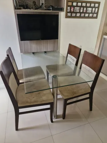 Jogo de Mesa de Vidro com 4 cadeiras acolchoadas de Madeira