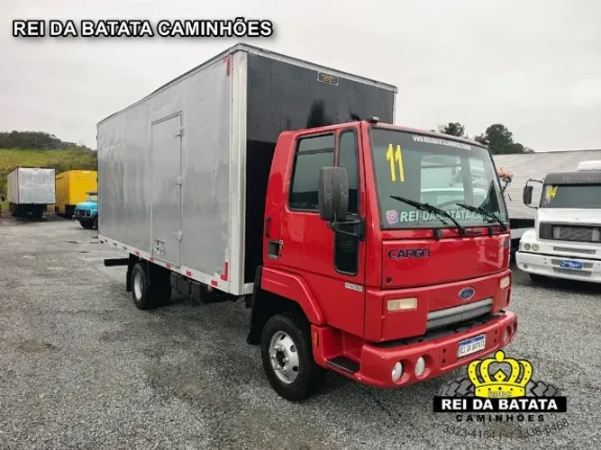 Ford Cargo 815 2011 com Baú Furgão