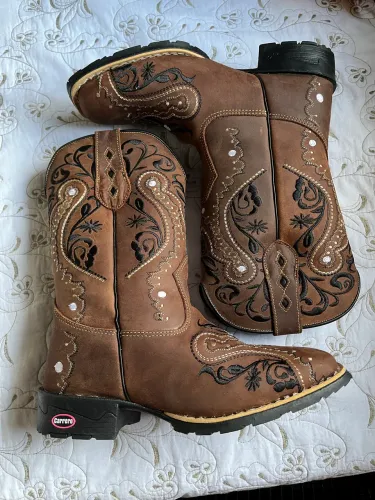 Vende-se bota texana couro, nunca usada, tamanho 38.