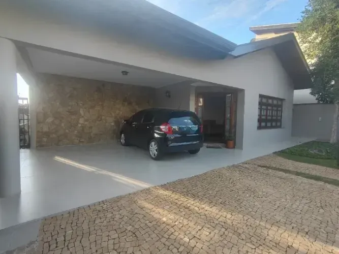 Excelente casa 3 quartos(1 suíte), 4 garagens, quintal gramado, churrasqueira