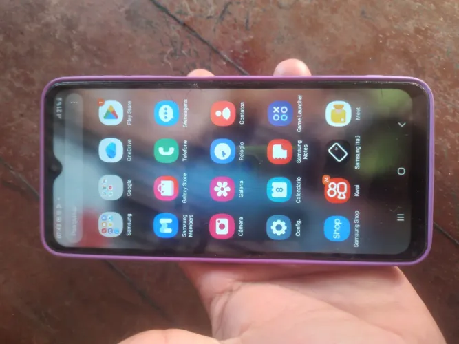 Vende-se um celular galax A12 tudo perfeito só pega e usar * 