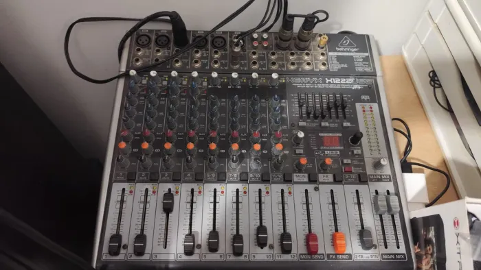 Mesa de som e microfone 