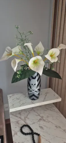 Vasos com plantas artificiais