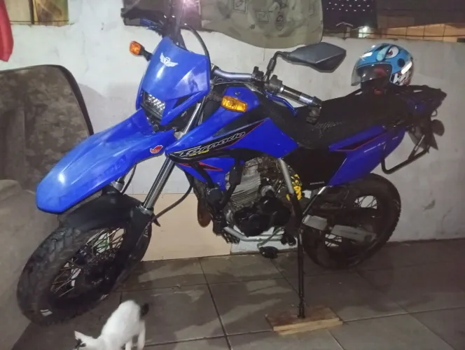 Vendo. Moto top demais. Não está noeu nome mas dá p transferir.