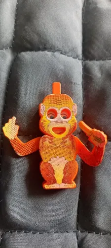 Brinquedo Kinder ovo - Macaco que mexe o braço