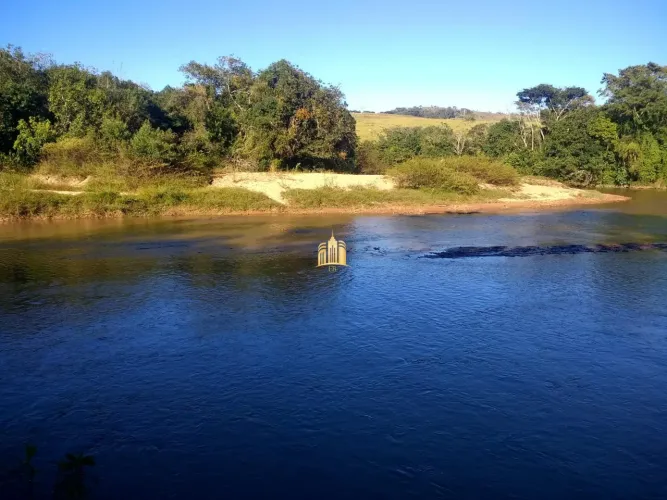 Fazenda Comercial à Venda em São Tiago-MG - 2 Quartos, 1 Banheiro, 330.000m² na Área Rural