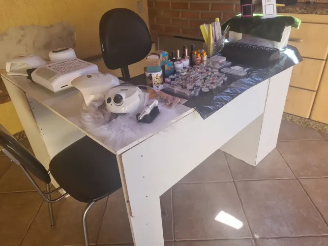 Maquinaria e decoração para unhas em gel