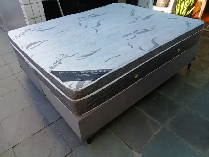 Cama box casal QUEEN SIZE da ortobom molas em sacada em excelente estado. 