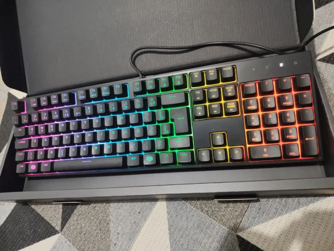 Teclado gamer coolermaster em excelente estado