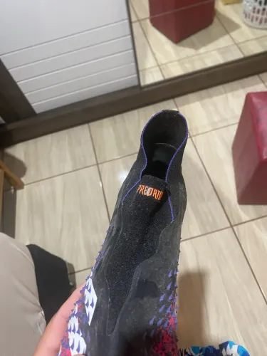 Chuteira adidas predator society