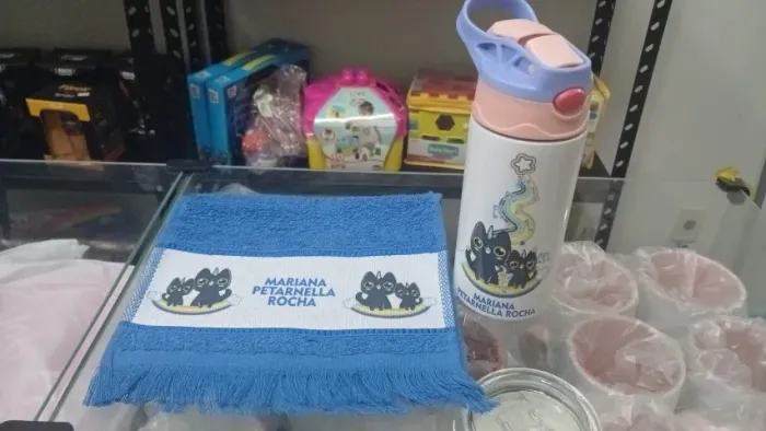 Kit Garrafinha Térmica + Toalhinha Personalizada Beth Bazar e Personalizados