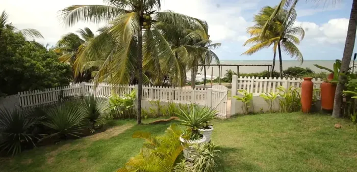 CASA BEIRA MAR PÉ NA ÁREIA CARAPIBUS COM TERRENO 900M² ÁREA CONSTRUÍDA 365M² 04 QUARTOS