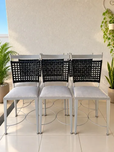 Vendo conjunto de cadeiras com design moderno e resistentes.