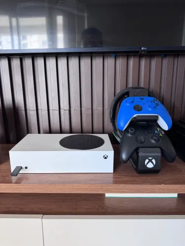 XBOX SÉRIES S COM 2 CONTROLES