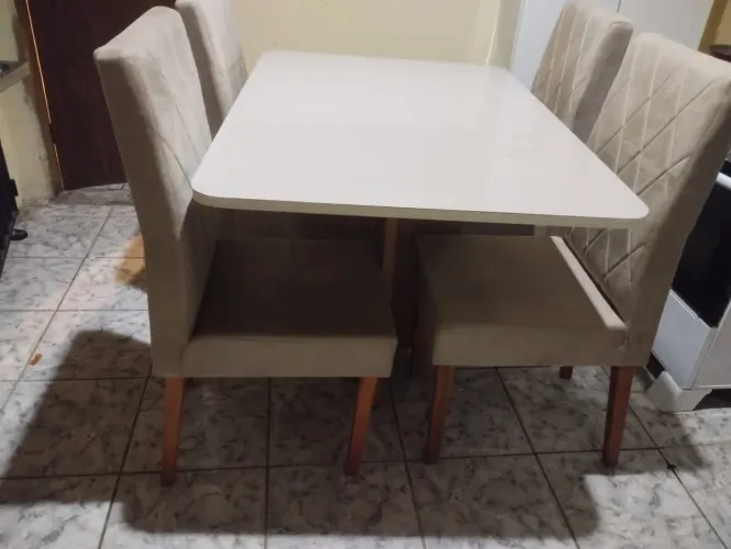Mesa com 4 cadeiras semi nova com tampo  vidro laqueado 