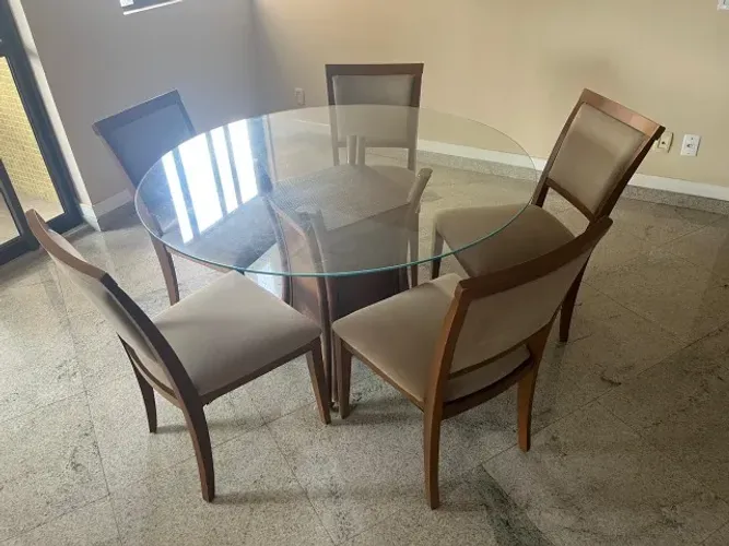 Conjunto mesa e 5 cadeiras